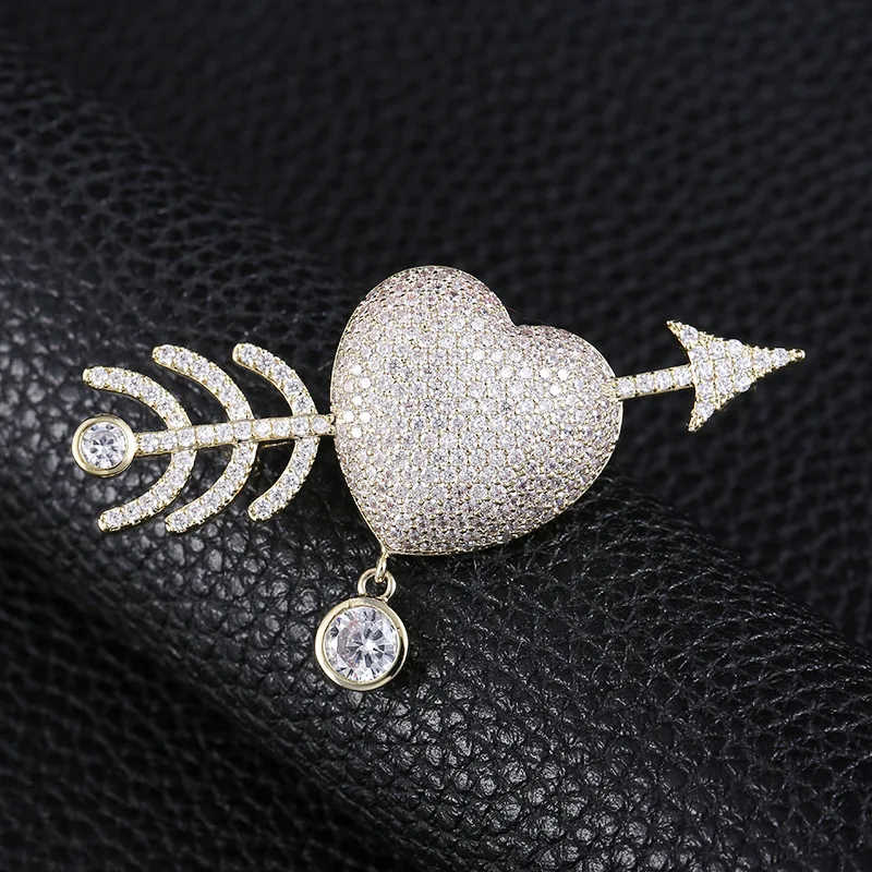 

Creative Jewelry An Arrow Through a Heart Brooches Pins Gift Lapel Pin Coat Badge Fashion Crystal Brooch for Women Broche