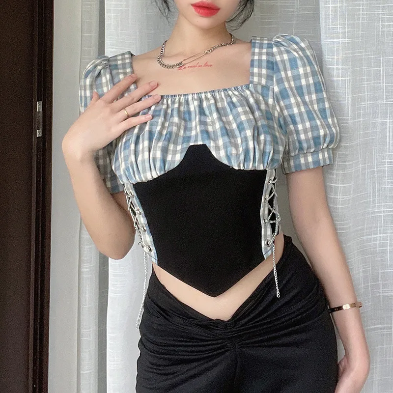 Женская футболка с коротким рукавом контрастных цветов квадратным вырезом и