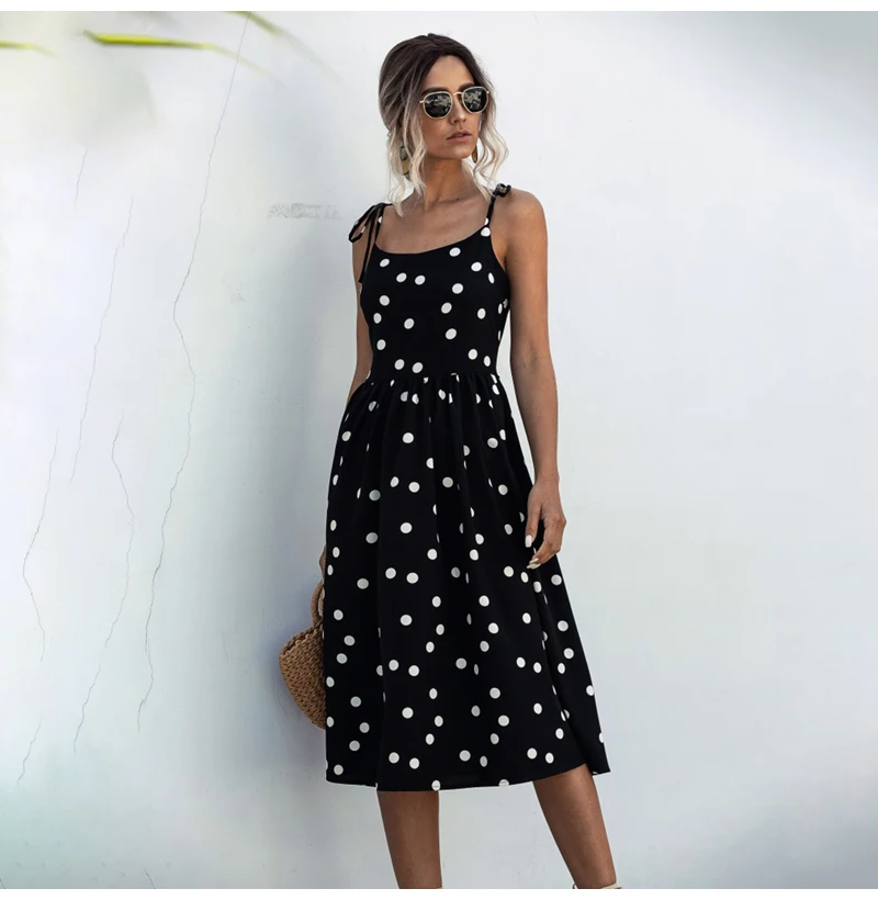 Женское платье на тонких бретелях пикантное летнее в горошек с открытой спиной