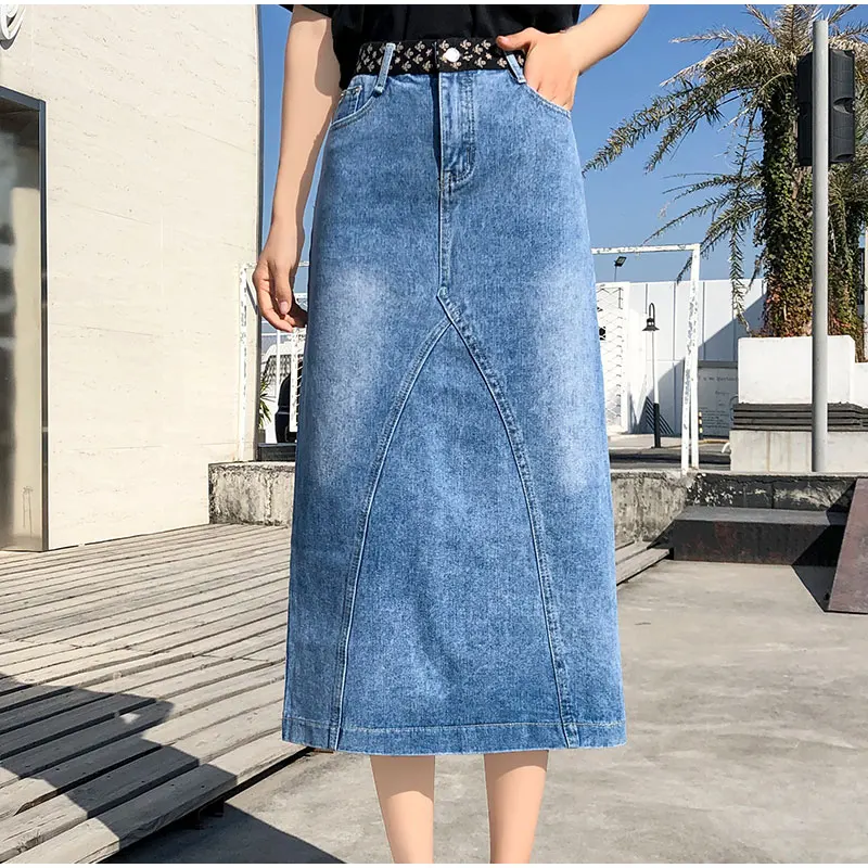 Длинная юбка из денима с контрастным принтом завышенной талией и разрезом сзади