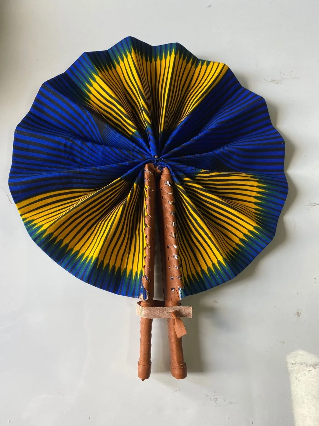 Африканский восковой принт ткани с кожаным складным веером узор Искусство