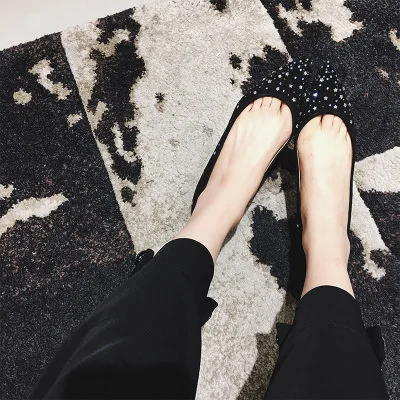 Черные женские туфли на плоской подошве с синими кристаллами острым носком со