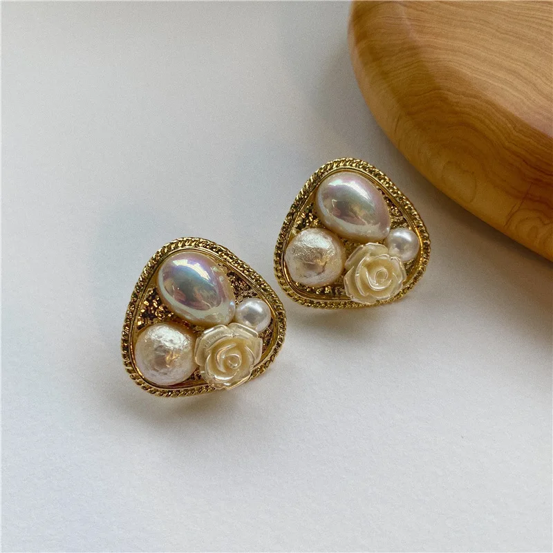 

Fashion sense of new metal material geometry earrings temperament of restoring ancient ways design pearl exaggerated stud earrin