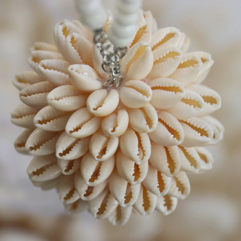 Бесплатная доставка (1 шт./лот) Подвеска ручной работы Cowrie из ракушек перьев