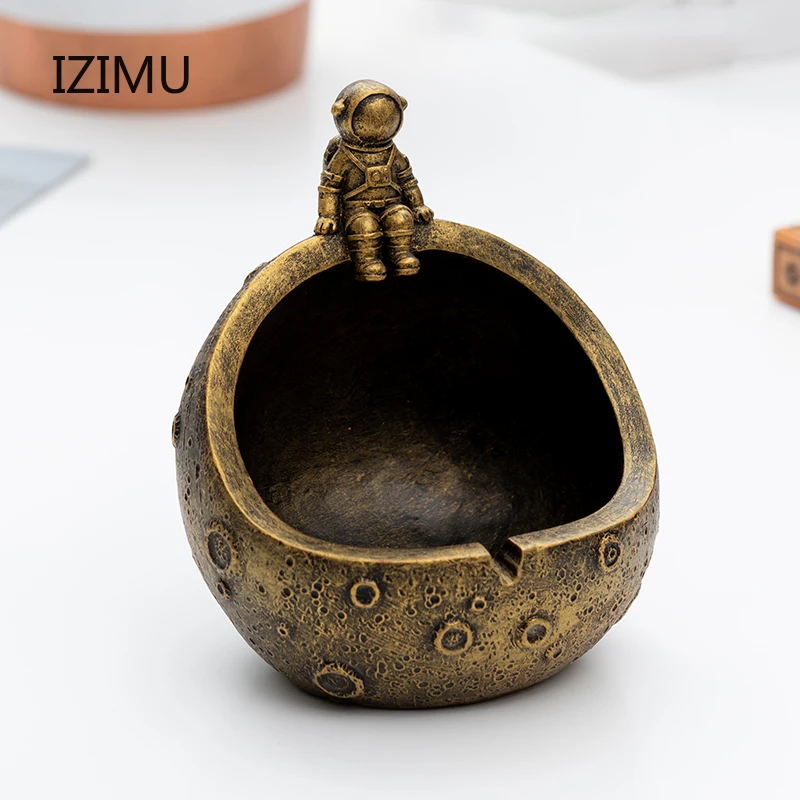 

Creative Astronaut Ashtray Resin Smoking Accessories Living Room Coffee Table Desktop Home Decoration Ashtray Ornaments Gift