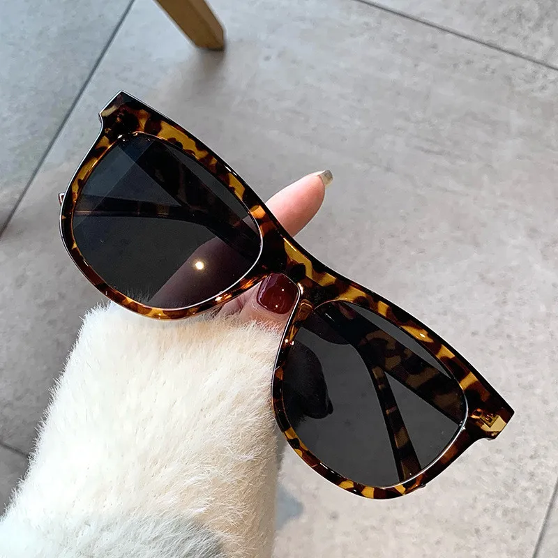 

2021 New Fashion Unique Gradient Sunglasses Women Luxury Designer Retro Eyewear Elegant Trend Oversized Men Vintage Sunshade