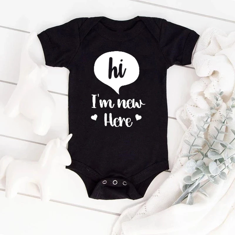 

Привет, я Новинка, боди для новорожденных с буквенным принтом, с коротким рукавом, милый узор, наряды для маленьких мальчиков и девочек, Забавная детская одежда