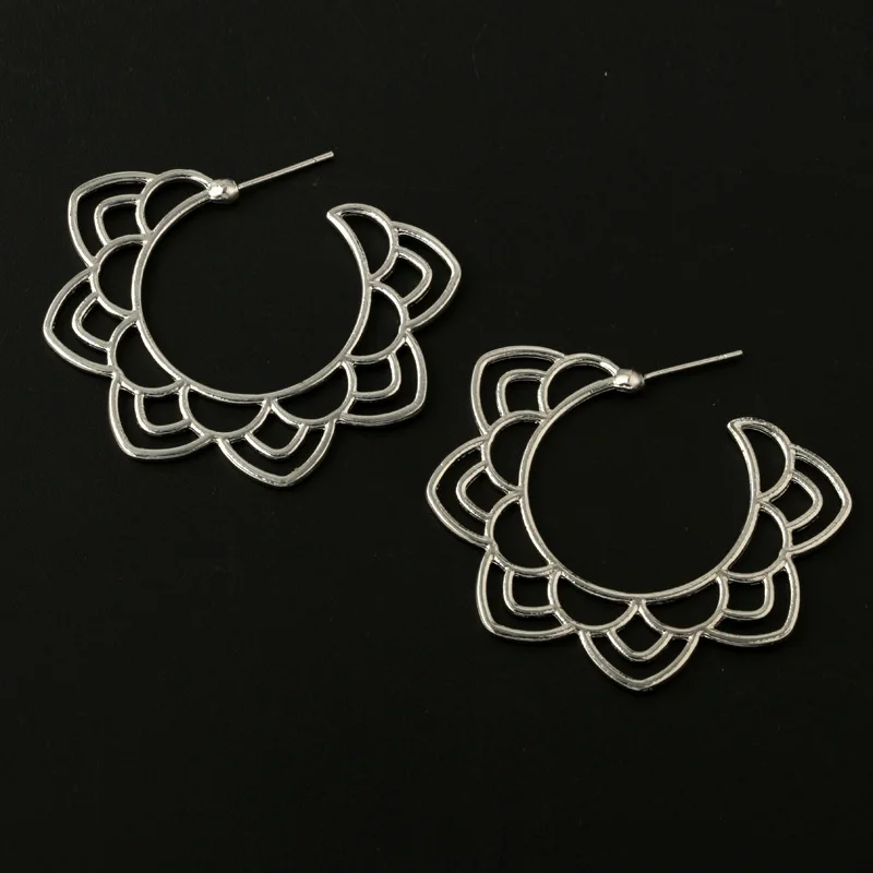 

2020 Vintage Dangle Earrings Simple Fashion Hollow Flower Pattern Earrings Alloy Earrings for Women Earrings Drop Gift for Women