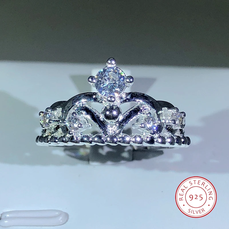 Женское кольцо в виде короны из циркония