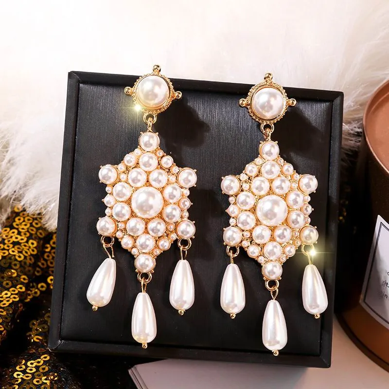 Женские серьги подвески с жемчугом винтажные длинные белыми бусинами модные