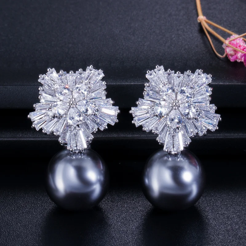 

Elegant White and Grey Imitation Pearl Earrings For Women Flower Shape Gold Plated Christmas Snowflake Dangle Earrings Jewelry