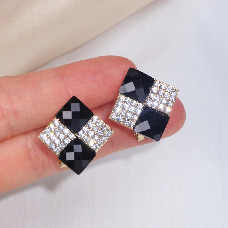 Женские серьги гвоздики с кристаллами большие геометрические золотого цвета
