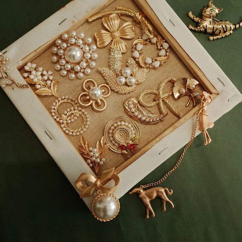 Брошь женская золотого цвета с жемчугом хрустальной булавкой - купить по