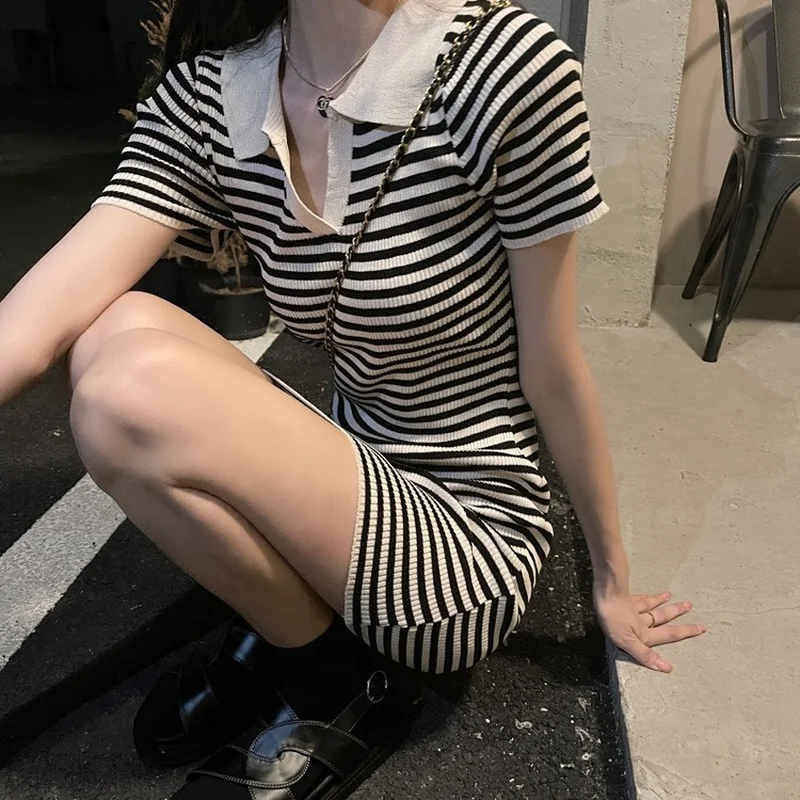 Женское мини-платье в полоску с отложным воротником