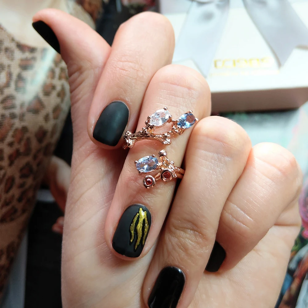 Очень красивое кольцо из розового золота с овальным кристаллом морской волны