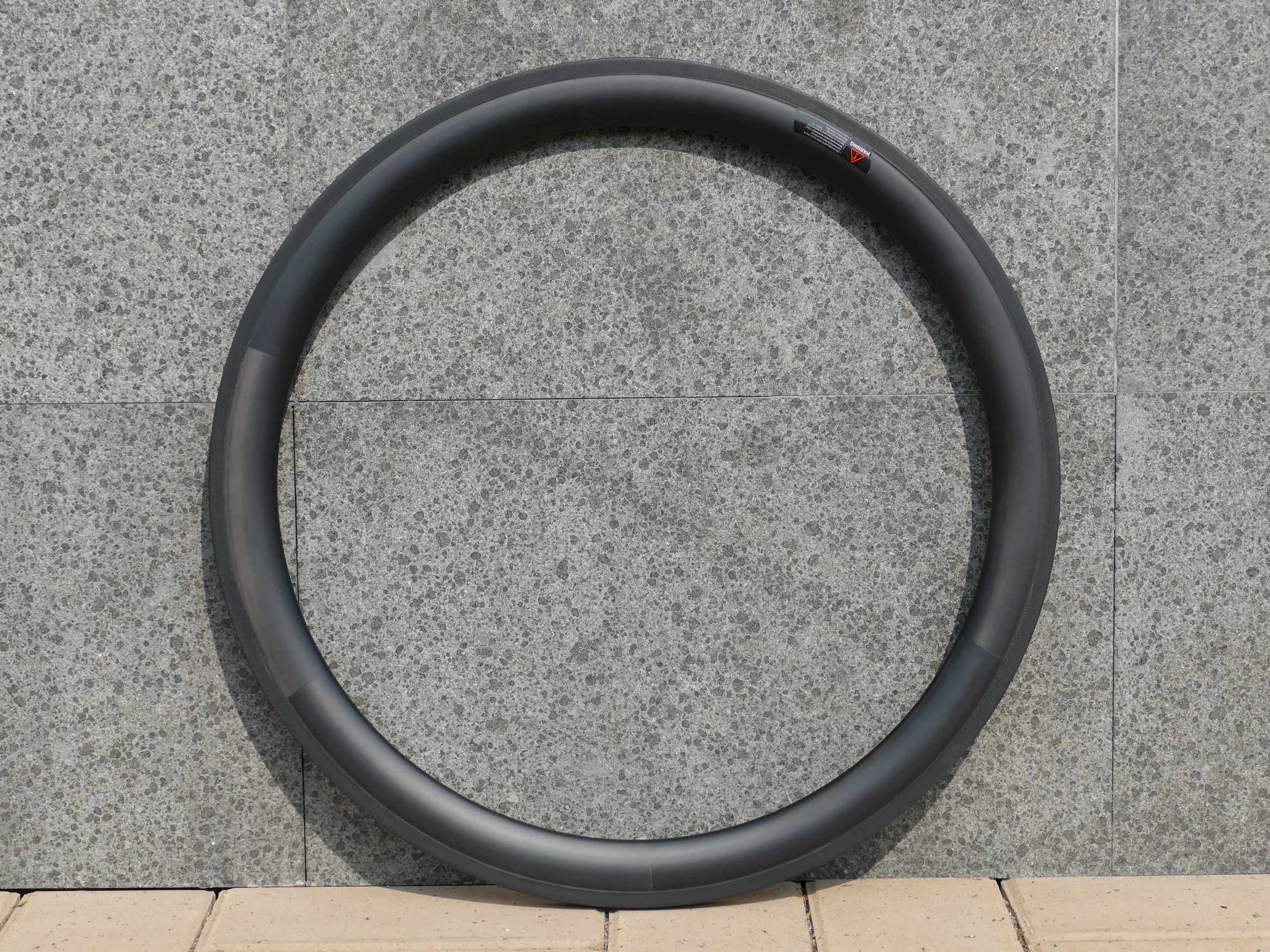 В комплект входит 1 пара ободов полностью карбоновые колесные диски для