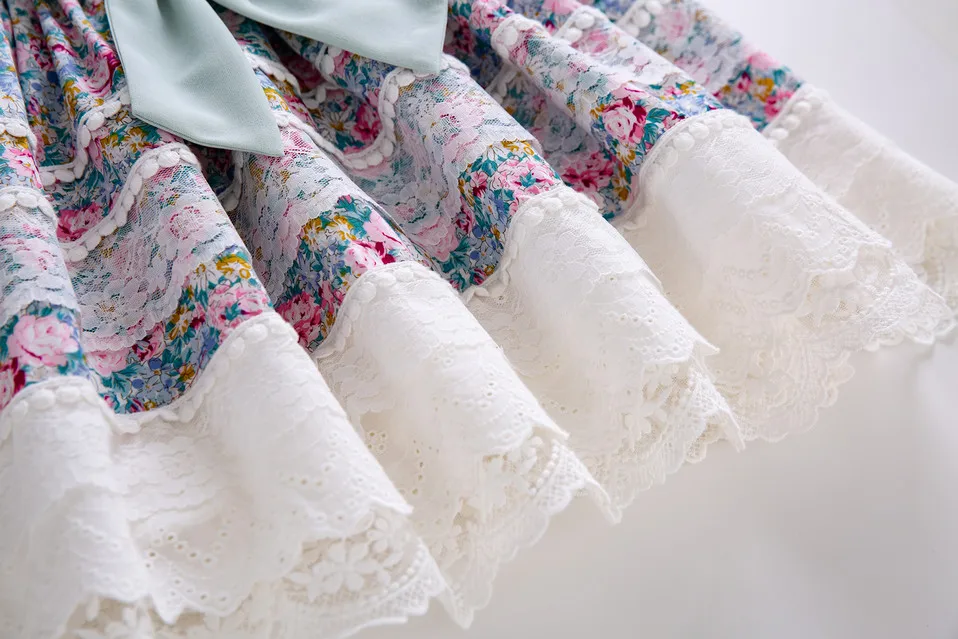 Милое летнее праздничное свадебное платье с цветочным принтом и вышивкой розы