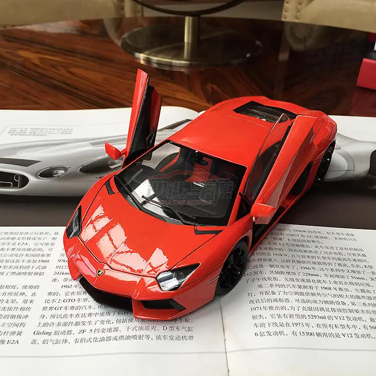 Модель автомобиля из сплава 1/18 коллекция украшений для дома подарок на день
