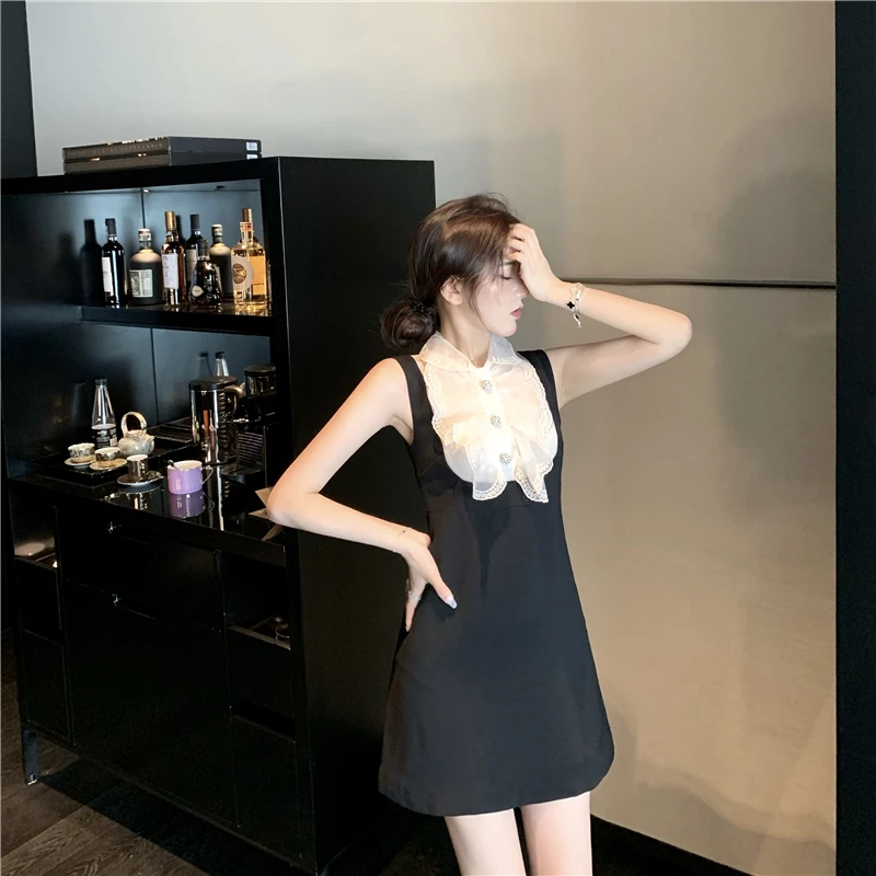 Черное облегающее платье кружевное с оборками и открытыми плечами женская