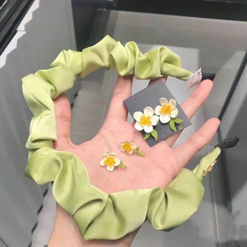

Super Fairy Girl Satin Fold Headband Small Fresh Headband Simple Broad-brimmed Headdress Press Hairpin