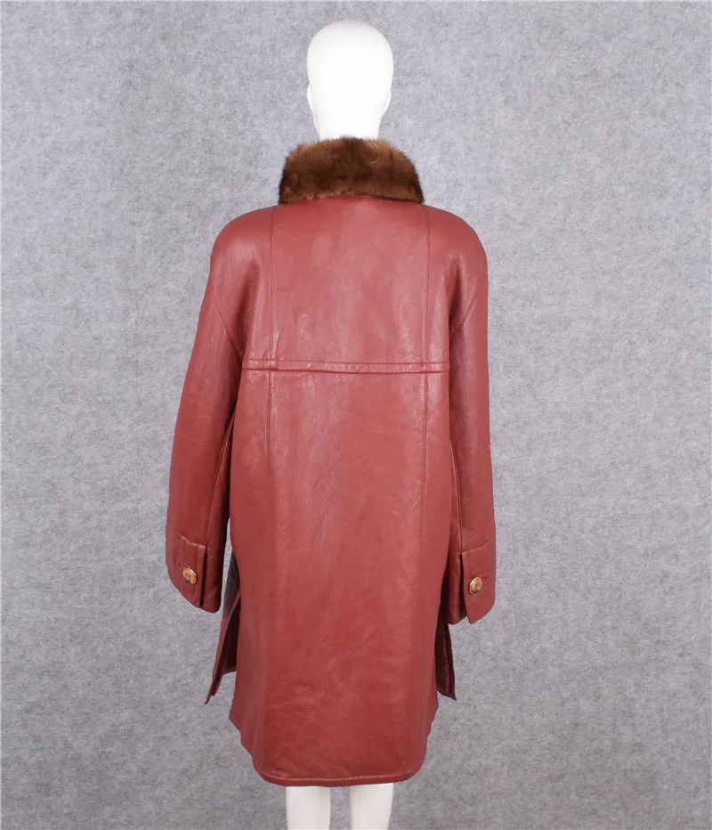 Женское длинное пальто с шерстяной подкладкой красное воротником из меха норки