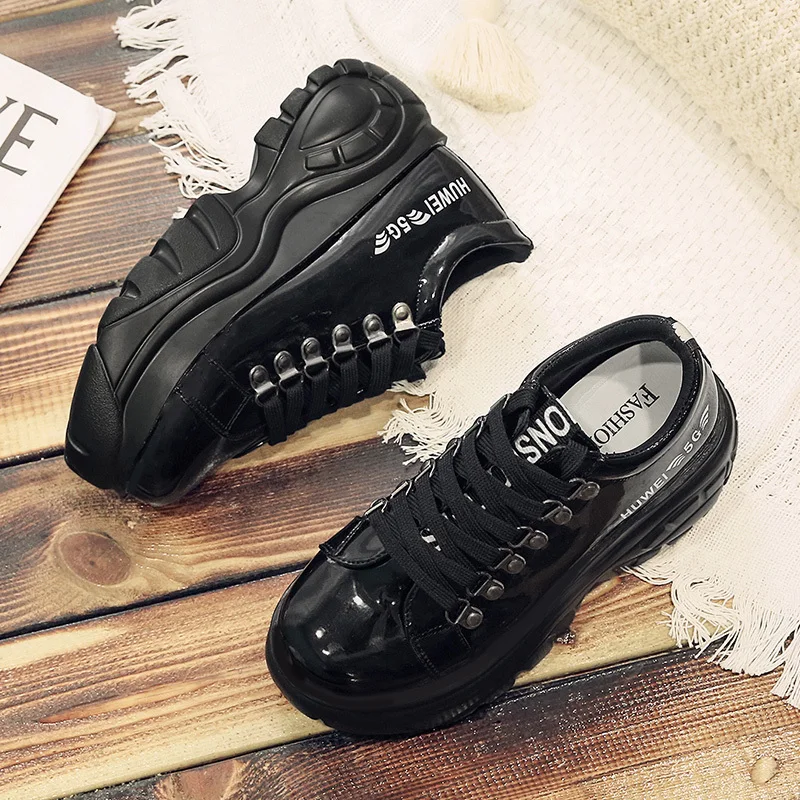 Женские кроссовки из лакированной кожи на высокой платформе шнуровке