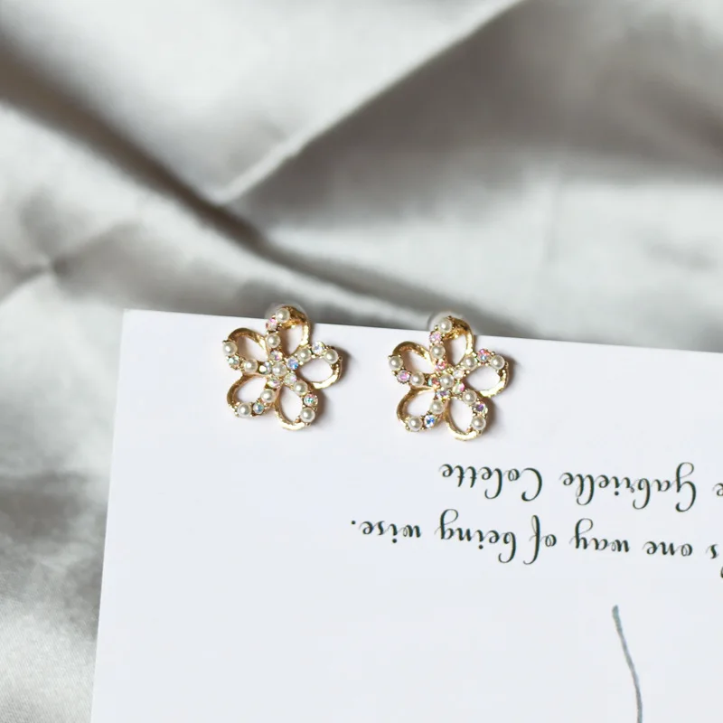 

2020 Korean Cubic Zirconia Pearl Hollow Flower Stud Earrings For Women Wedding Party Jewelry Oorbellen Pendiente Brincos