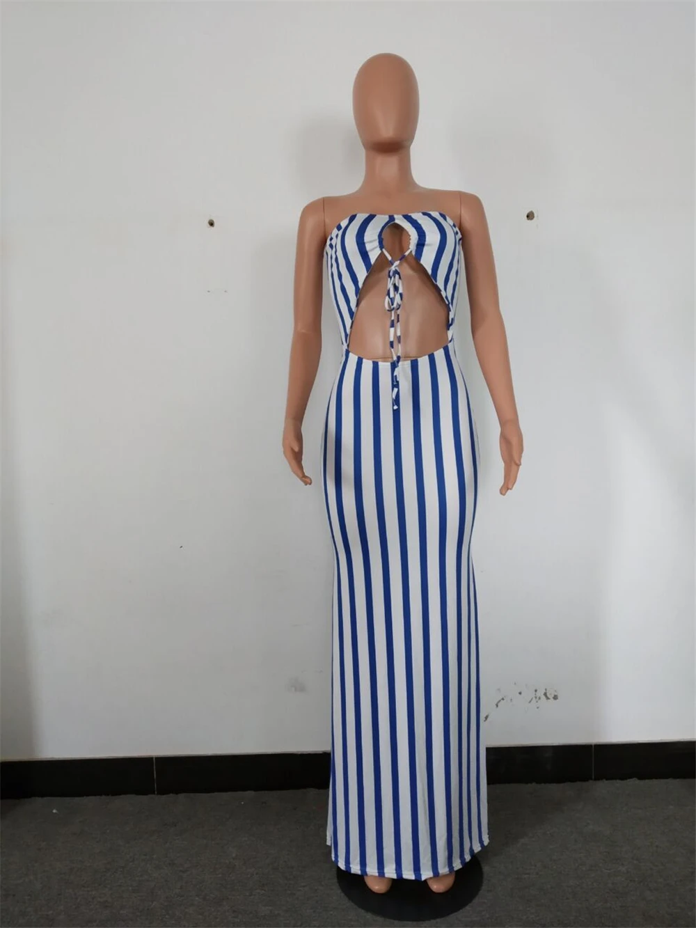 Летнее женское платье в полоску без бретелек с завязками вырезами бодикон макси