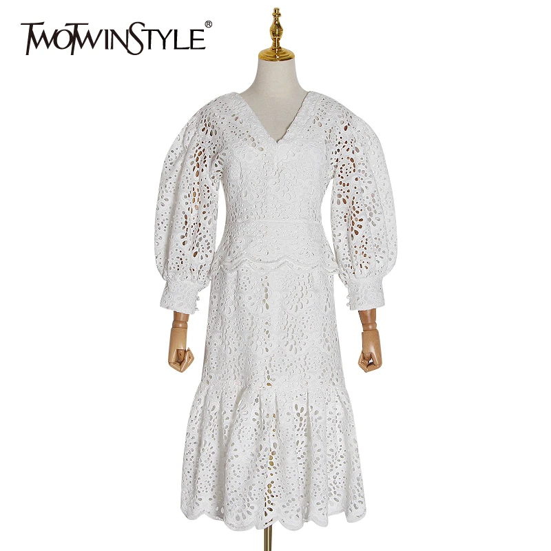 

Женское ажурное платье TWOTWINSTYLE, белое Повседневное платье с V-образным вырезом, длинными рукавами-фонариками, высокой талией и рюшами на лето...