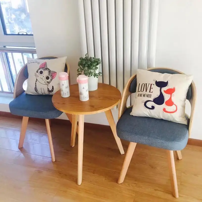 Сочетание чайного журнального столика и стула из массива дерева для балкона