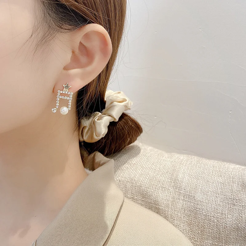 

Korean Fashion Asymmetry Pearl Women's Design Diamond 2021 Hiphop/rock Fashion Earrings for Women Luxurious Party
