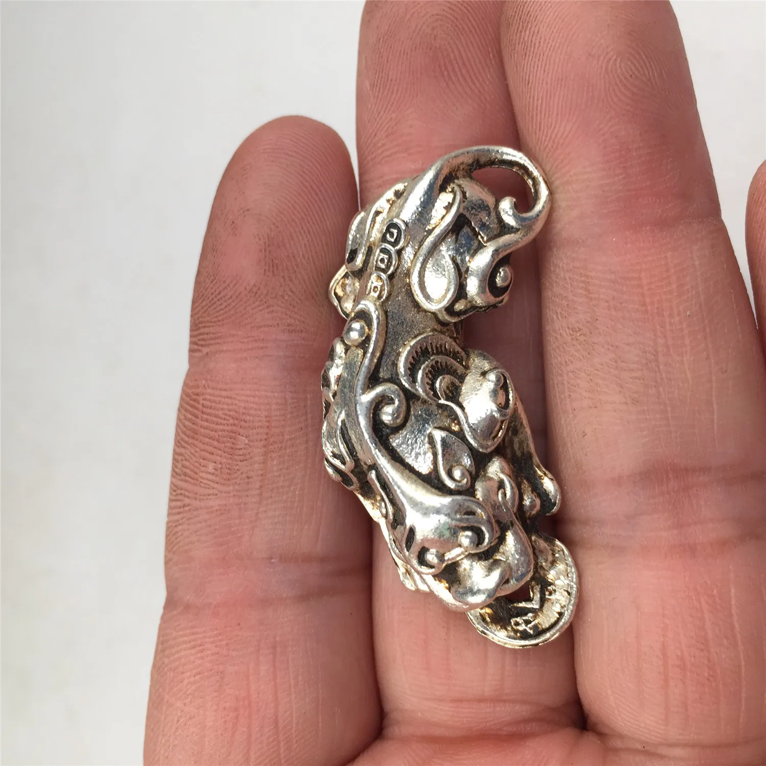 China Antieke Tibetaanse Zilveren Handcarvd Bixie Dappere Troepen Вешалка для монет