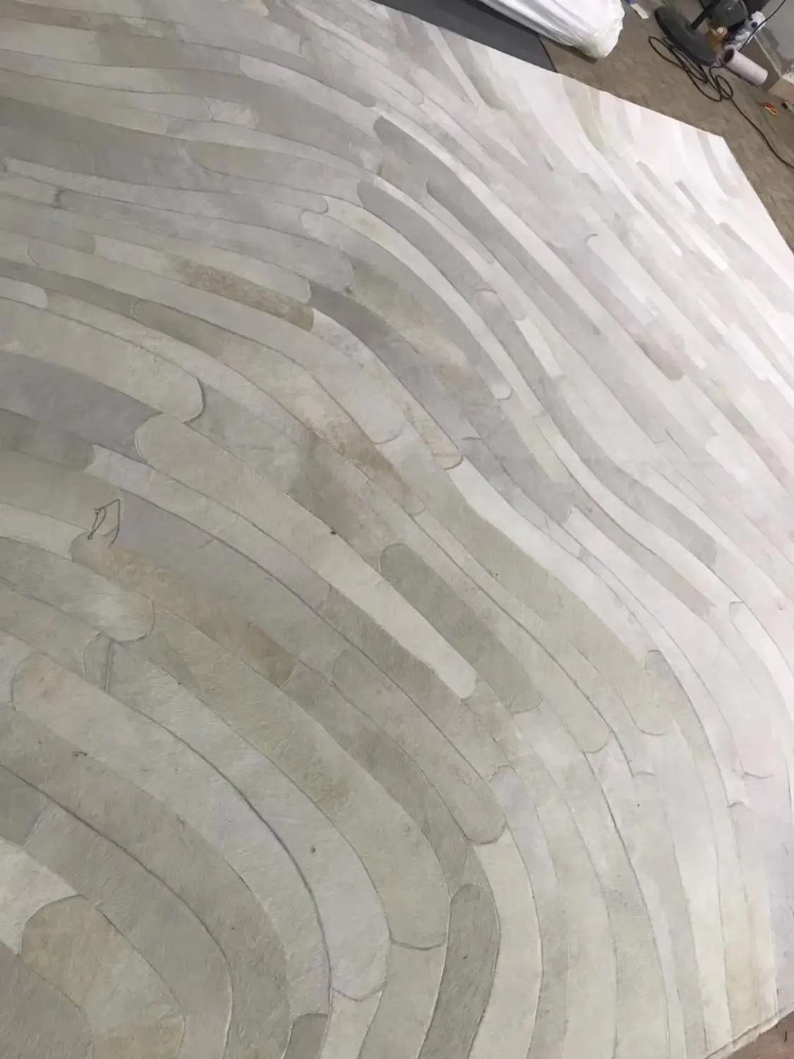 Дизайнерский бежевый коврик Radian с изображением ворса и серой коровьей шкуры