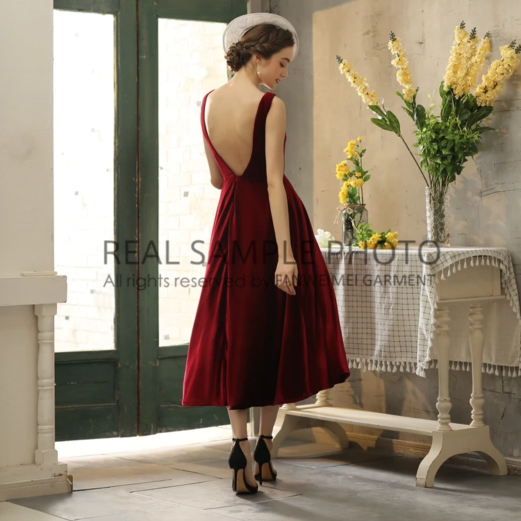 Простое бархатное вечернее платье с V образным вырезом открытой спиной длиной