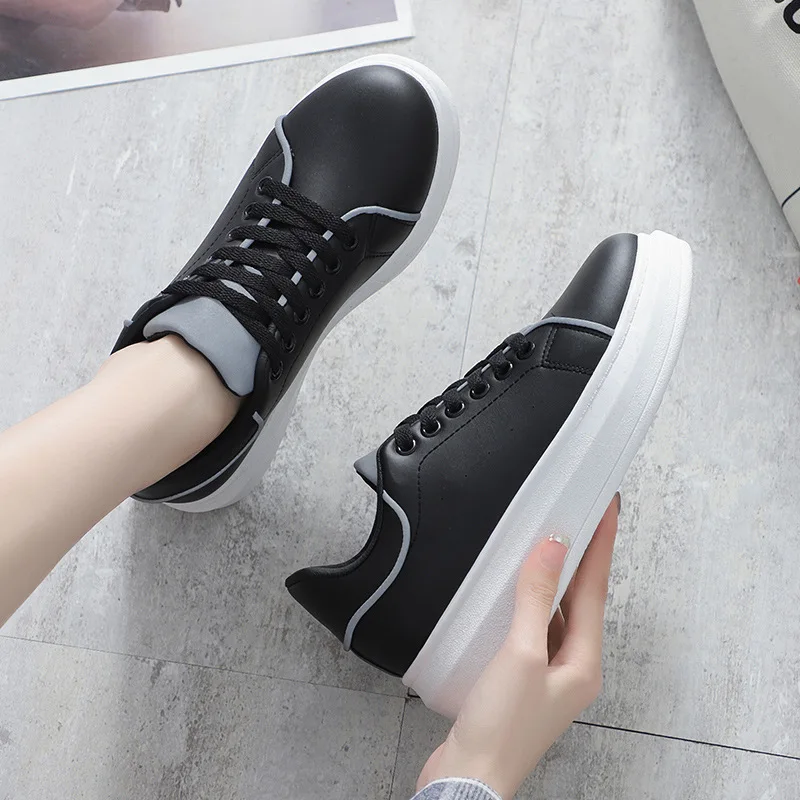 Женские кроссовки со светоотражающими вставками белые на толстой подошве весна