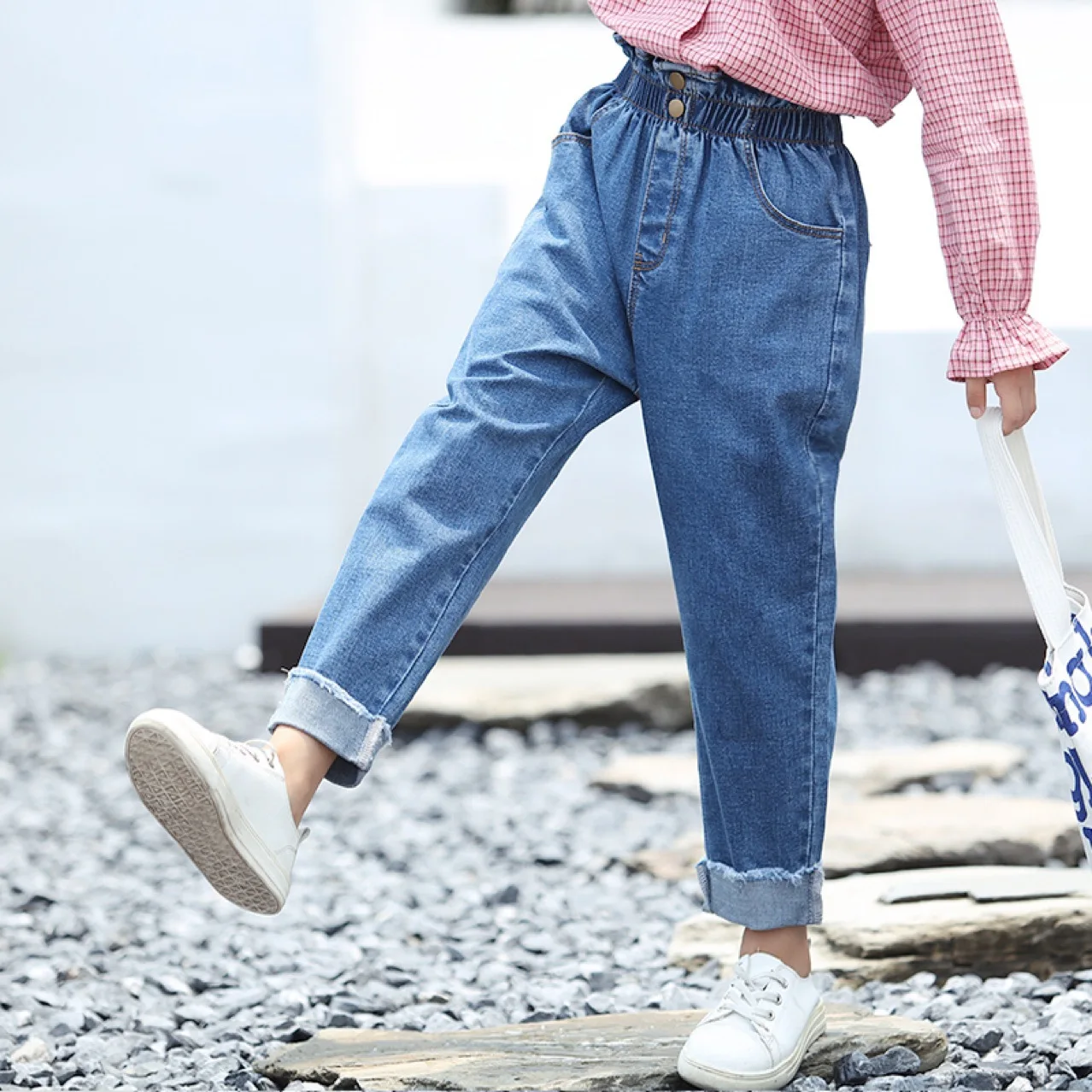 Рваные джинсы для маленьких девочек сезон весна модные джинсовые штаны с