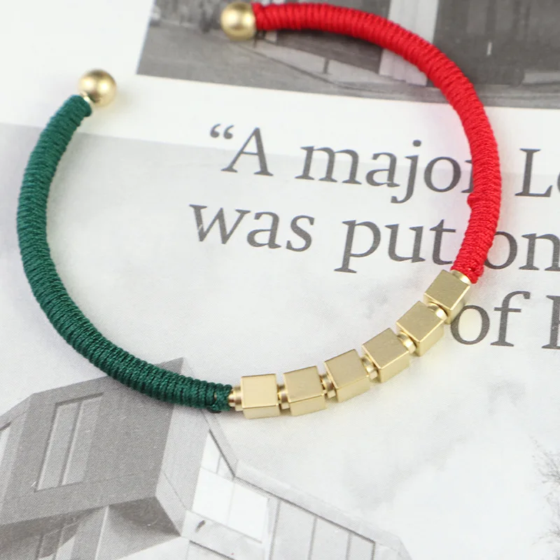 Красный и зеленый веревочный новогодний матовый открывающийся браслет из бусин