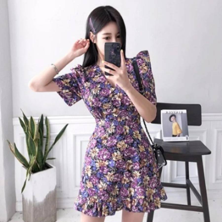 Женское облегающее мини-платье с v-образным вырезом коротким рукавом и оборками