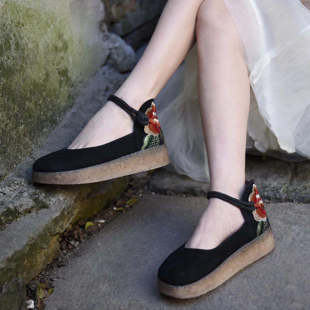 Фото Женские туфли из натуральной кожи Artmu ручной работы с вышивкой в стиле ретро на
