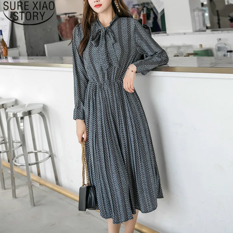 Плиссированное шифоновое платье женское осеннее с принтом облегающее