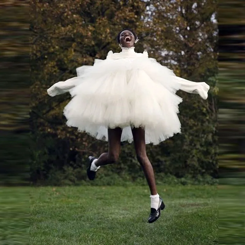 Женское мини-платье белое на тонких бретелях