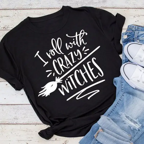 I roll with crazy witches смешная Цитата Хэллоуин Графический слоган праздничный подарок