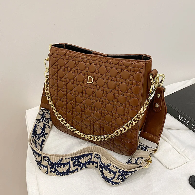 

Female 2021 New Fashion Retro Diamond Metal Chain Crossbody Texture Single Shoulder Large Capacity D Series Small Square Bag