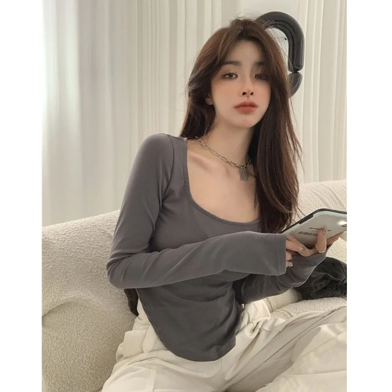 

Серая женская футболка, Осень-зима 2021, новый дизайн, ощущение, воротник с открытыми плечами, асимметричная нижняя рубашка, короткая рубашка ...