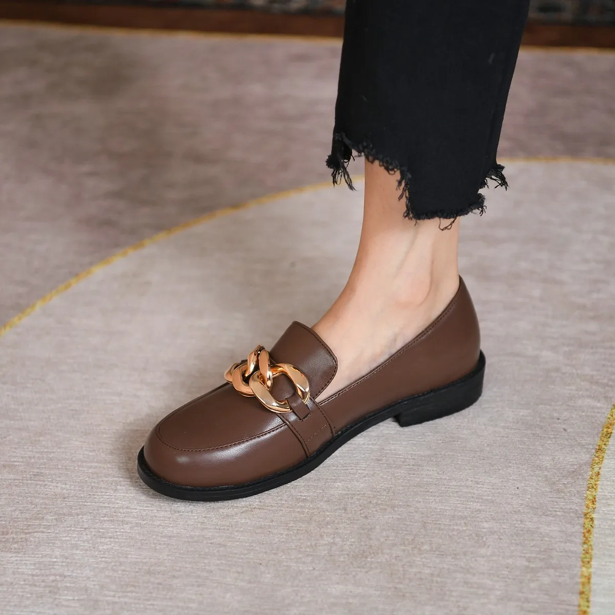 

New Fashion Womens Flat Loafers Metal Chain Woman Flats Round Toe Slip On Leisure Casual Comfortable Spring Fall Shoes Size 43