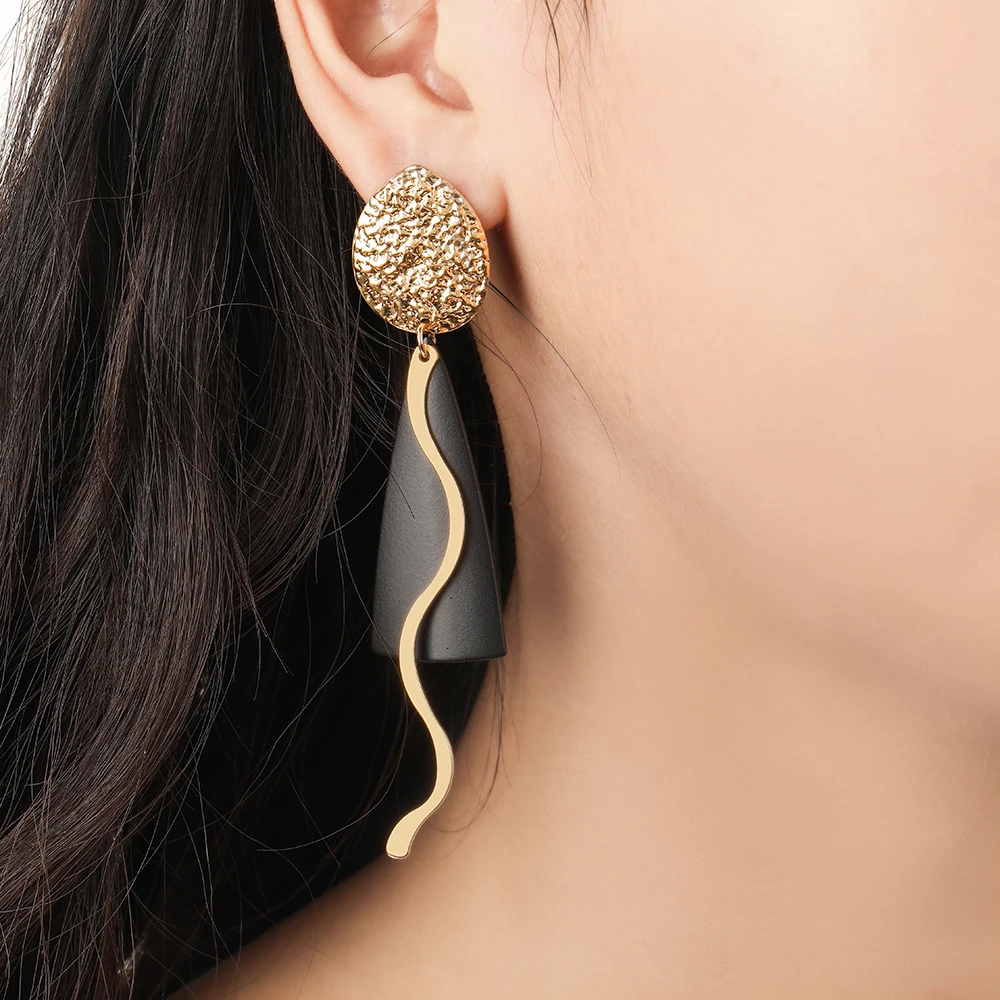 

WYBU Golden And Black Wavy Line Pendant Drop Earring For Women Fashion OL Style Triangle Matte Earing Ear Jewelry For Lady