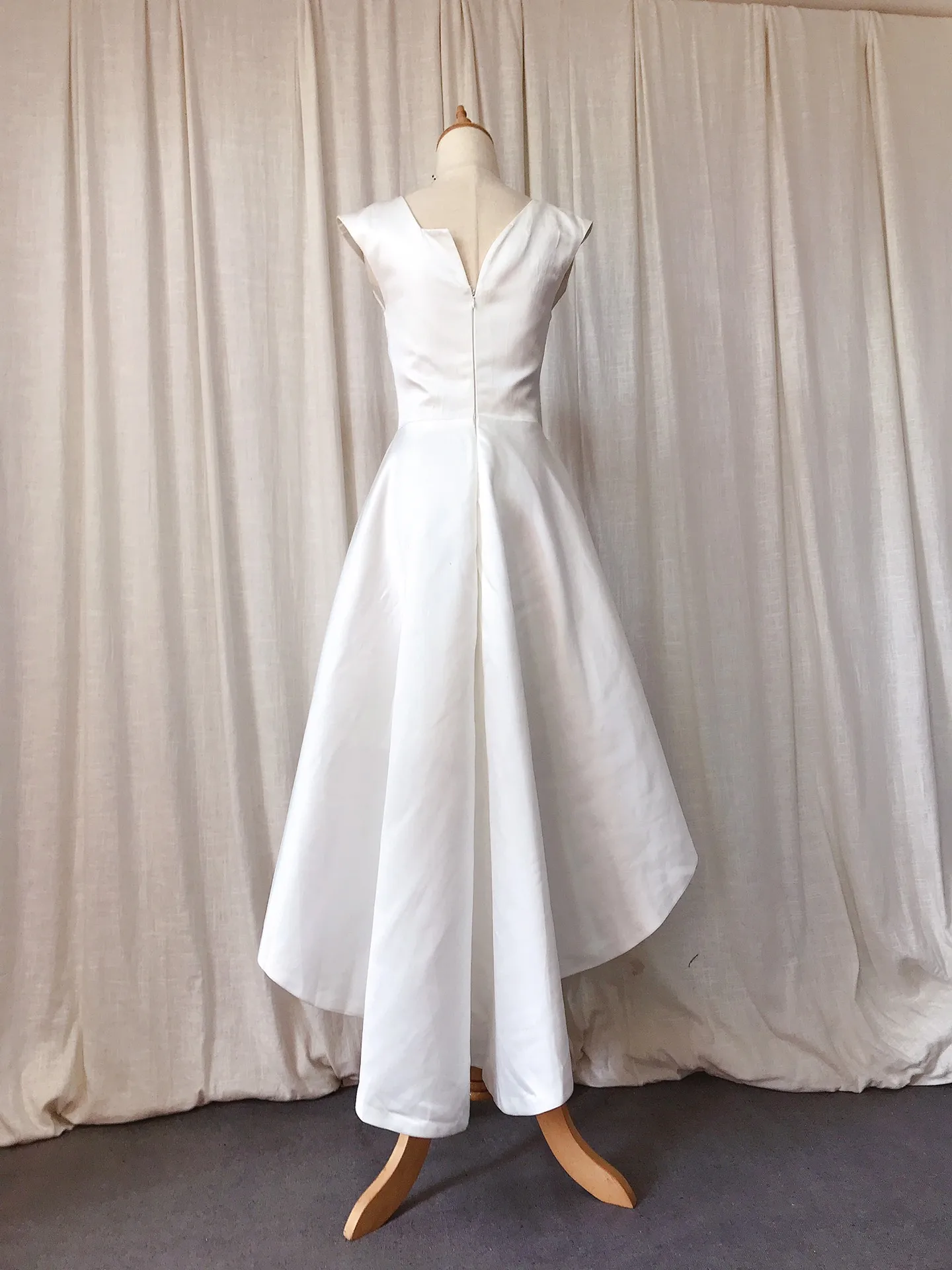 QSYYE-Vestidos cortos de satén para novia, ropa de boda de Parte delantera corta, espalda larga, sin mangas, alto-bajo, con escote en V