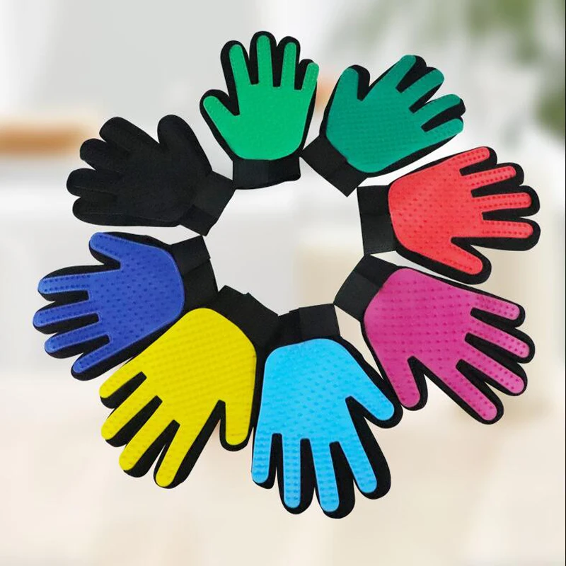 Силиконовая щетка для вычесывания собак и кошек перчатка бережного эффективного