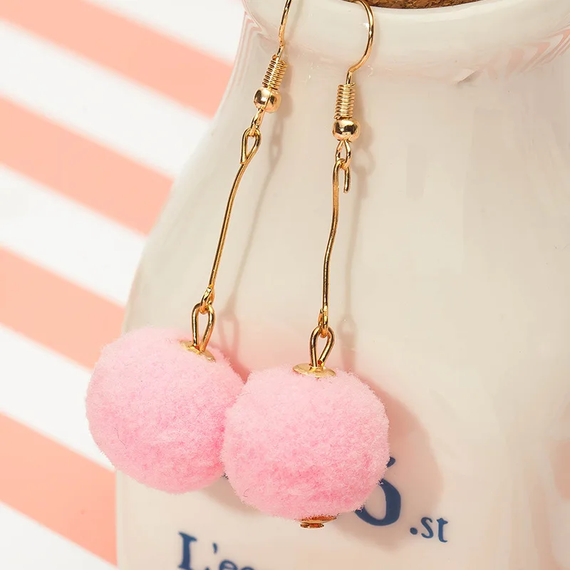 Корейская версия горячей моды новые серьги темперамент личности плюшевый шар