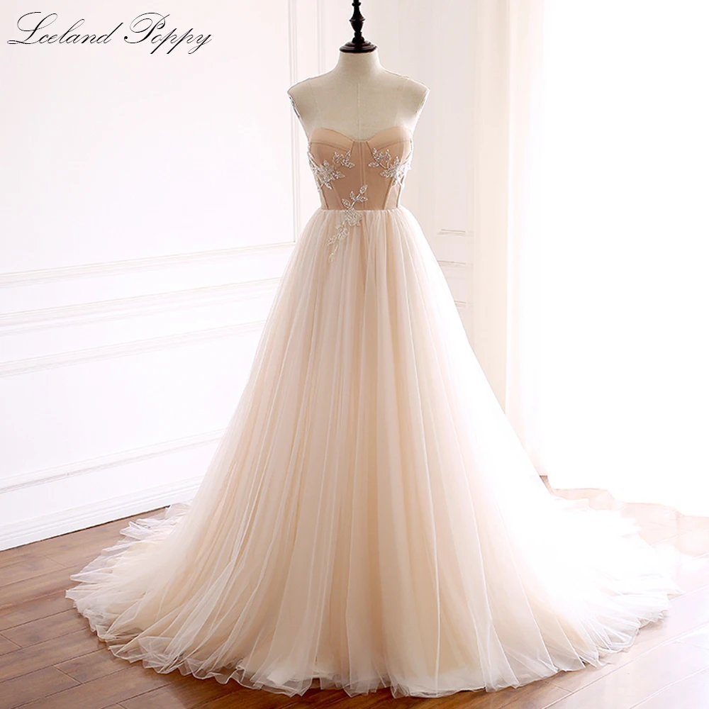 

Женское вечернее платье без бретелек, со шлейфом